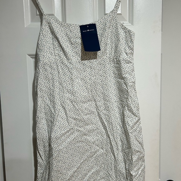 Brandy Melville NWT White Floral Spaghetti Strap Dress - Picture 1 of 4